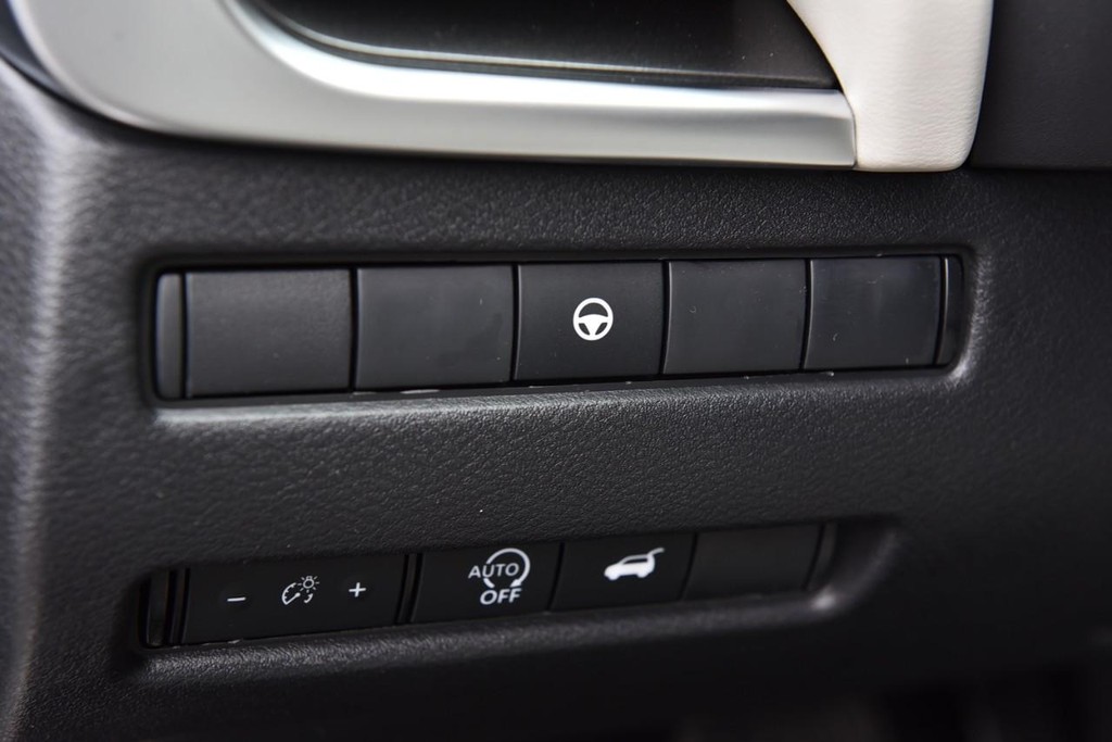 Nissan Rogue Vehicle Full-screen Gallery Image 11