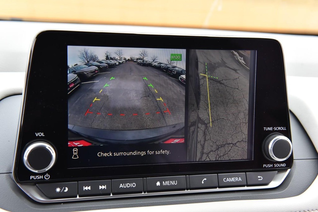 Nissan Rogue Vehicle Full-screen Gallery Image 14