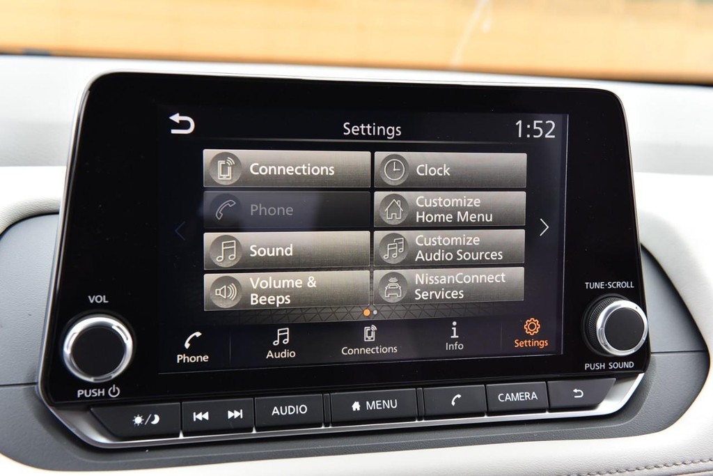 Nissan Rogue Vehicle Full-screen Gallery Image 17