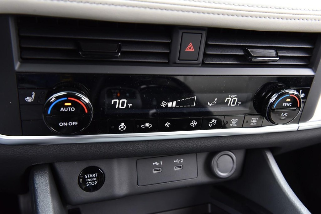 Nissan Rogue Vehicle Full-screen Gallery Image 18