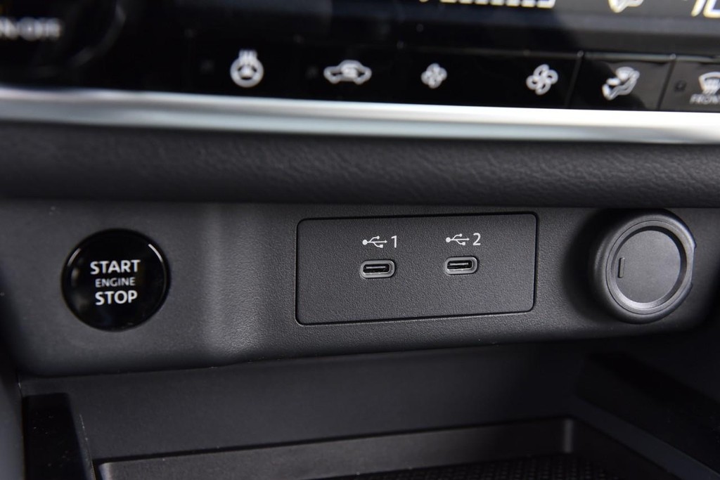 Nissan Rogue Vehicle Full-screen Gallery Image 19