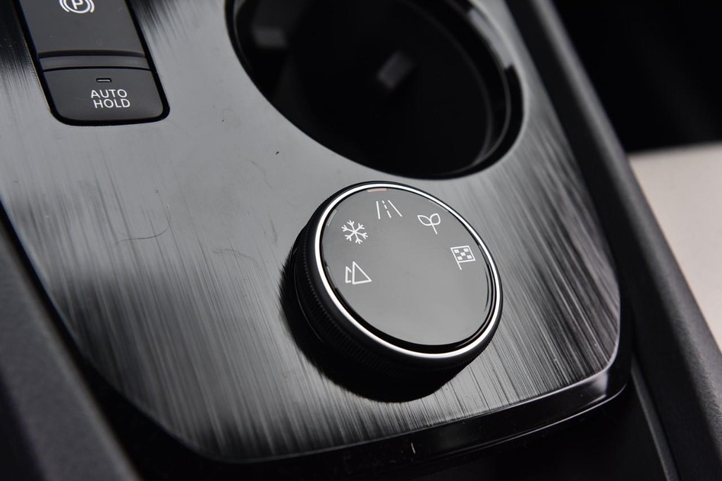 Nissan Rogue Vehicle Full-screen Gallery Image 20