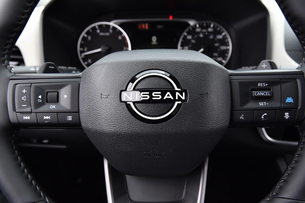 Nissan Rogue Vehicle Full-screen Gallery Image 21