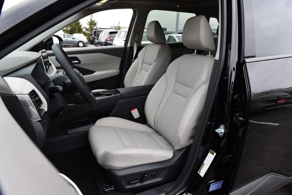 Nissan Rogue Vehicle Full-screen Gallery Image 22