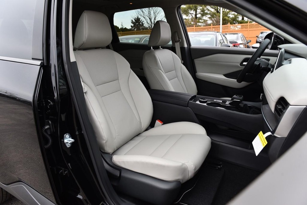 Nissan Rogue Vehicle Full-screen Gallery Image 23