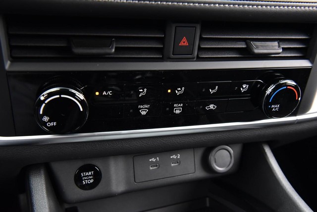 Nissan Rogue Vehicle Image 15