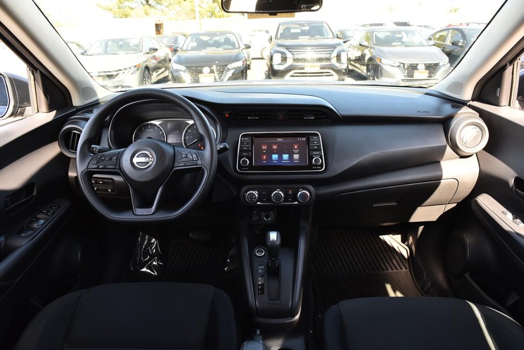 Nissan Kicks Vehicle Image 08