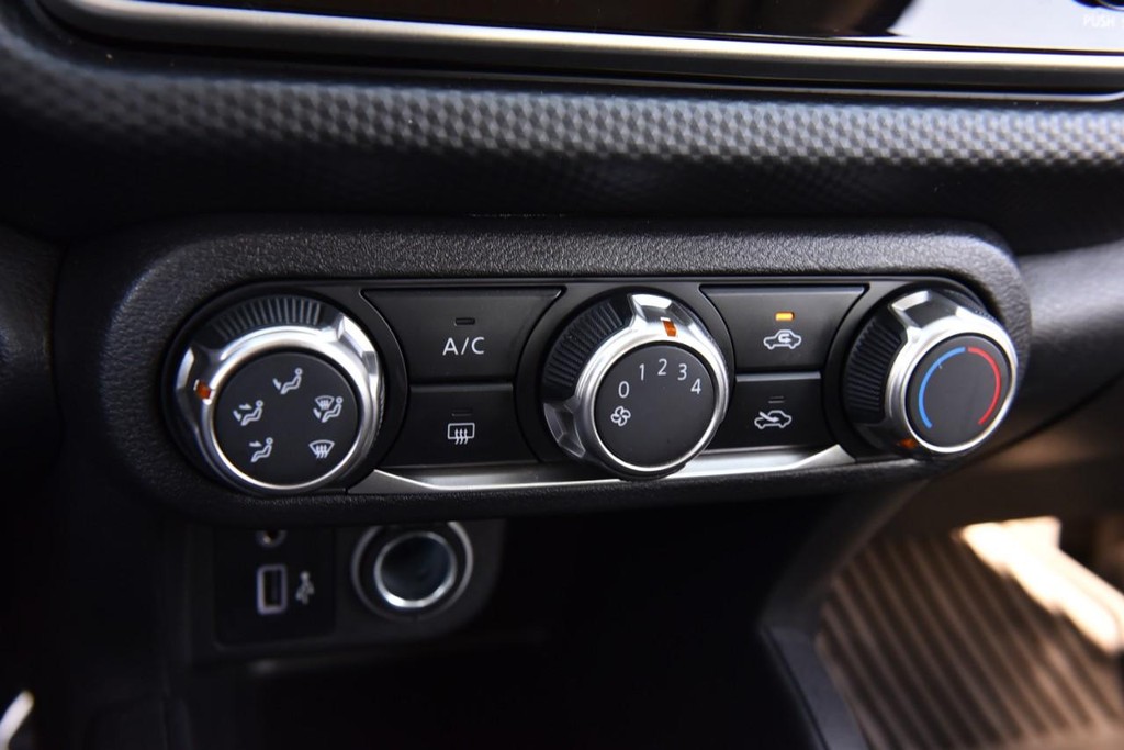 Nissan Kicks Vehicle Image 15