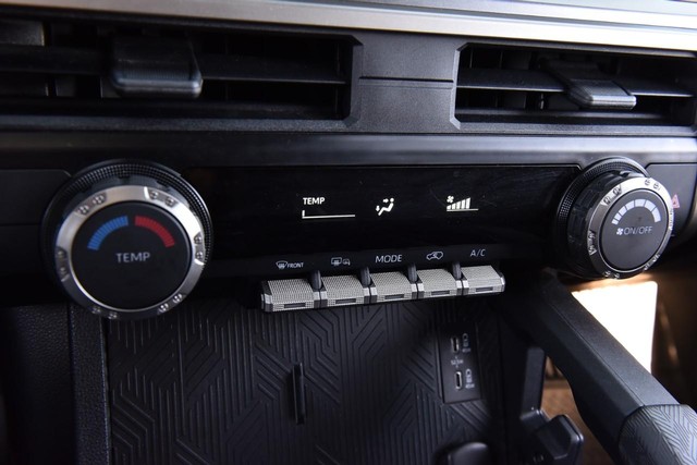 Toyota 4Runner Vehicle Full-screen Gallery Image 15