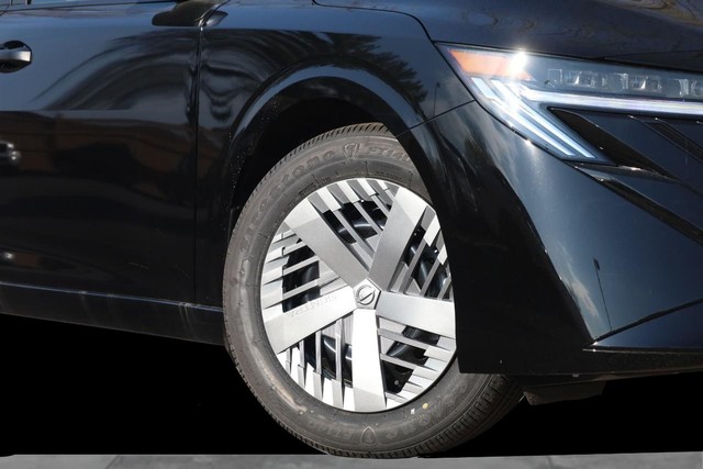 Nissan Sentra Vehicle Image 03