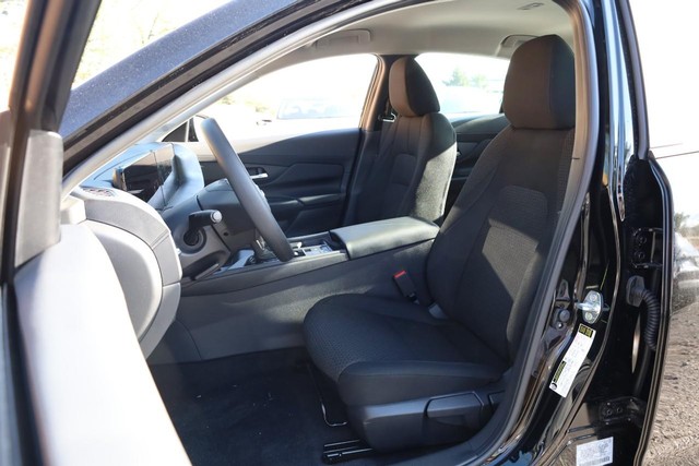 Nissan Sentra Vehicle Image 08