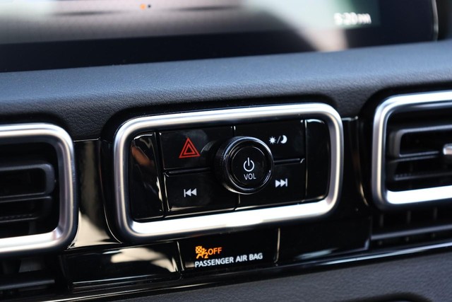 Nissan Sentra Vehicle Image 13