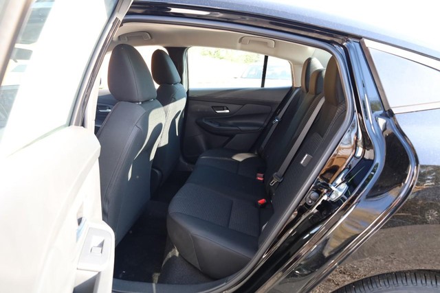 Nissan Sentra Vehicle Image 21