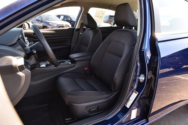 Nissan Altima Vehicle Image 18