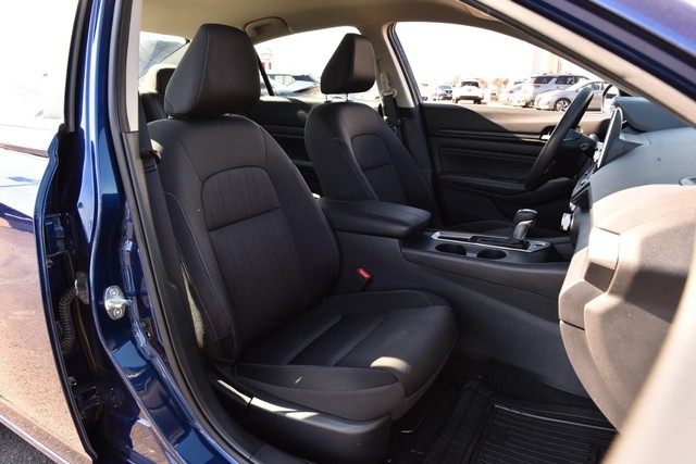 Nissan Altima Vehicle Image 19