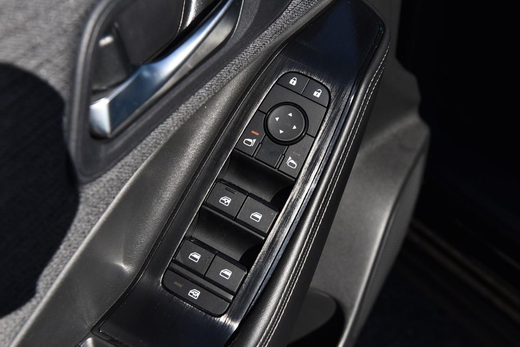 Nissan Rogue Vehicle Image 09