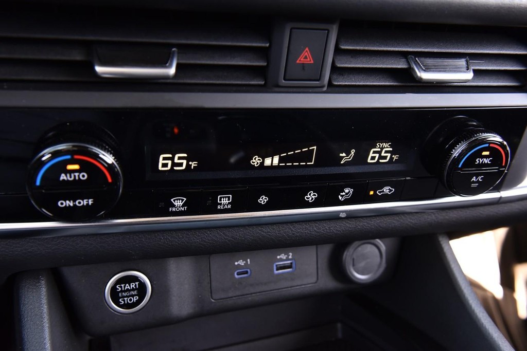 Nissan Rogue Vehicle Image 15