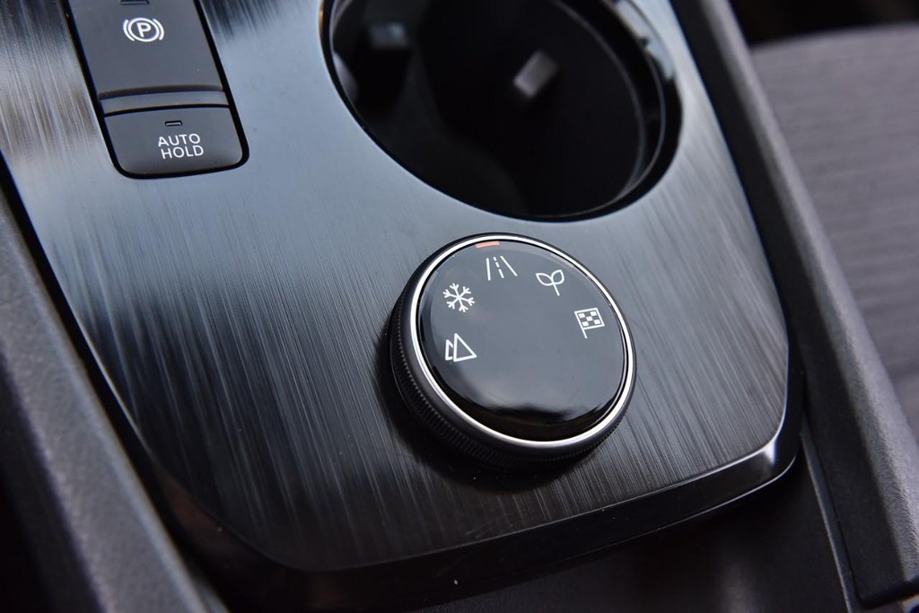 Nissan Rogue Vehicle Image 17