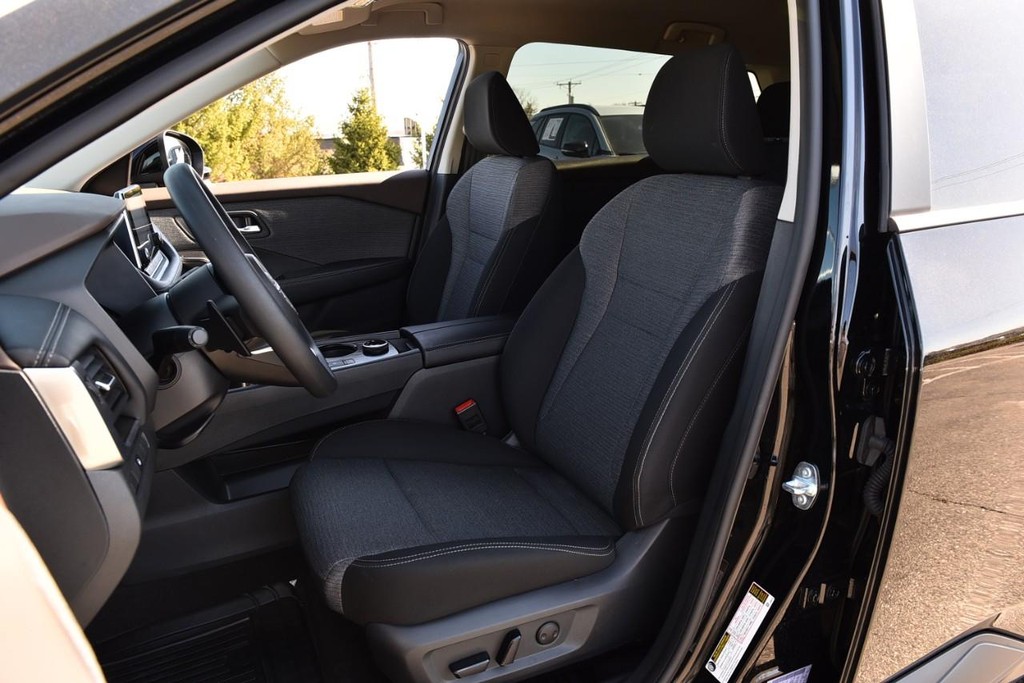 Nissan Rogue Vehicle Image 19