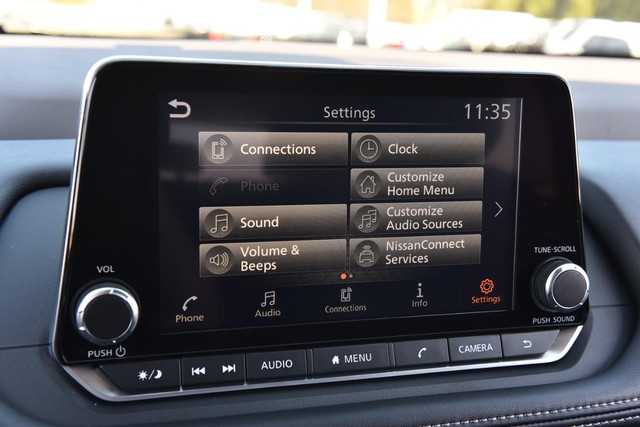 Nissan Rogue Vehicle Image 14