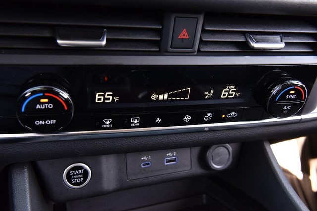 Nissan Rogue Vehicle Image 15