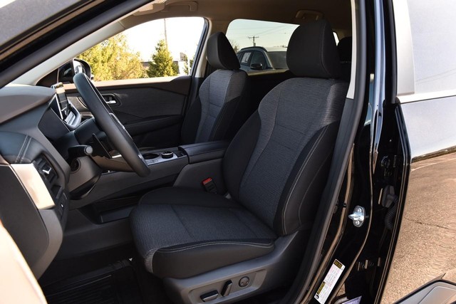 Nissan Rogue Vehicle Image 19