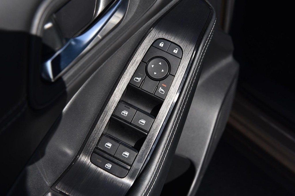 Nissan Rogue Vehicle Image 09