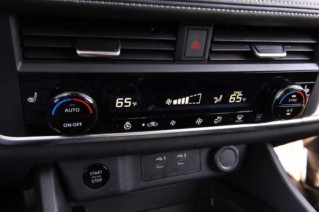 Nissan Rogue Vehicle Image 15