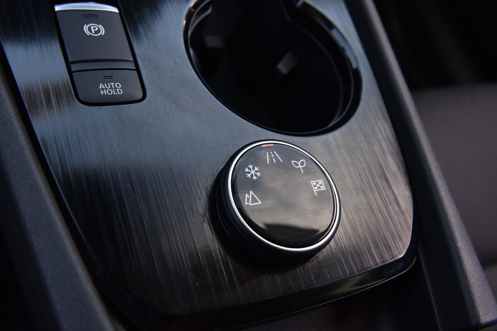 Nissan Rogue Vehicle Image 17