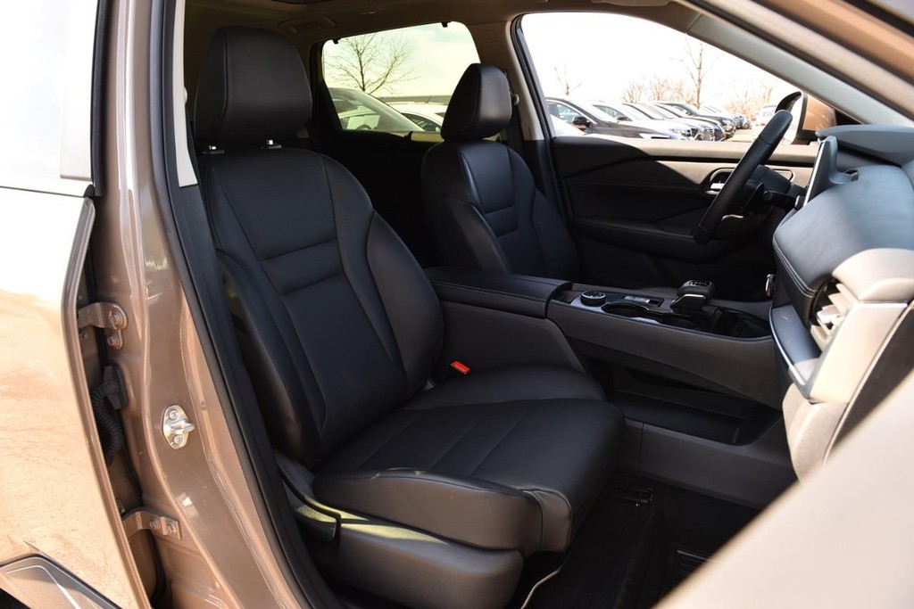 Nissan Rogue Vehicle Image 20