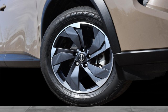 Nissan Rogue Vehicle Image 03