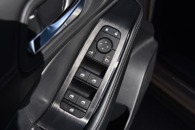 Nissan Rogue Vehicle Image 09