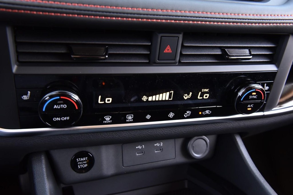 Nissan Rogue Vehicle Image 18