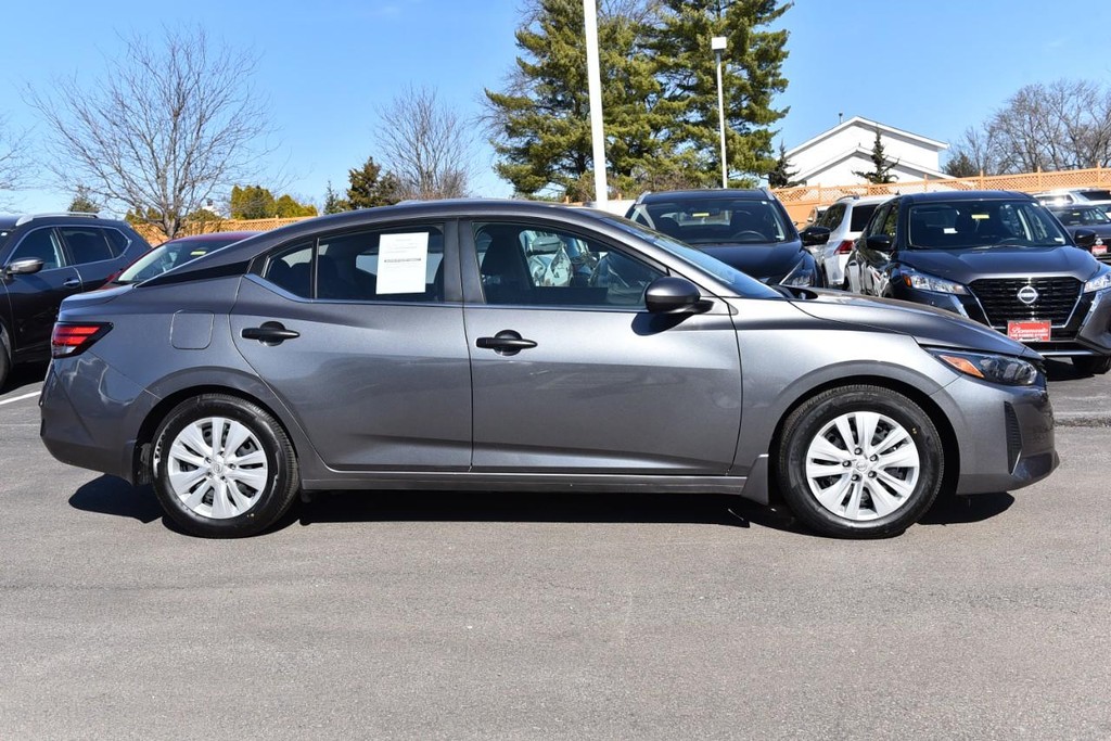 Nissan Sentra Vehicle Image 05