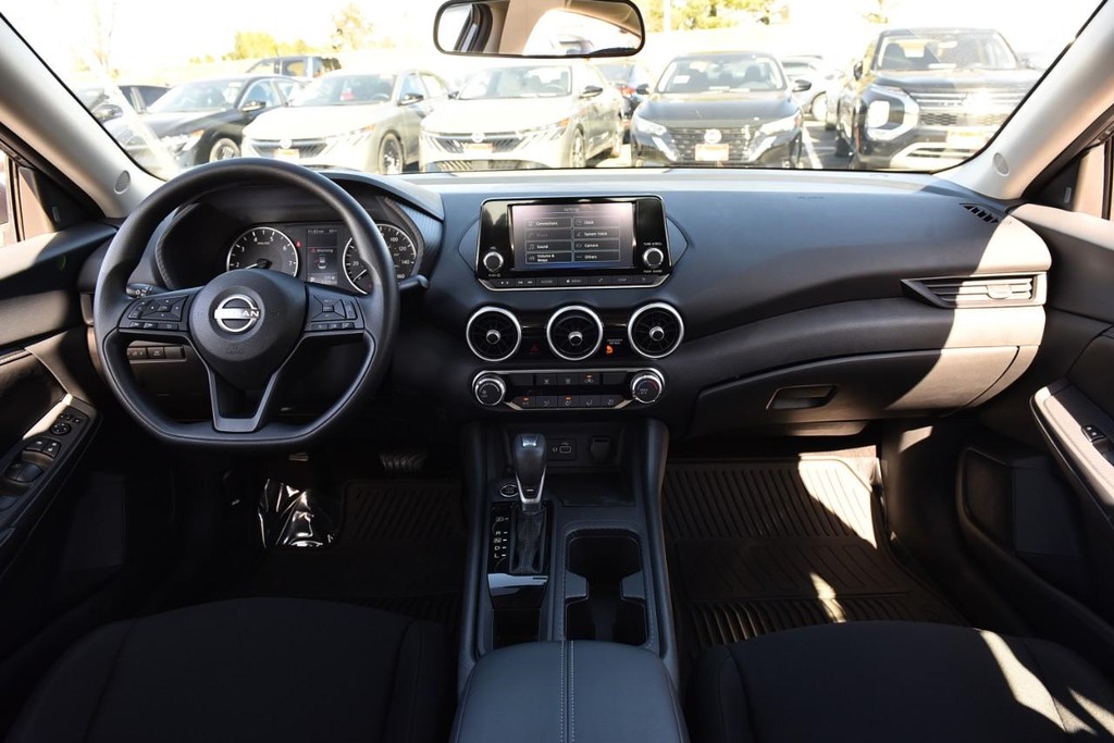 Nissan Sentra Vehicle Image 08