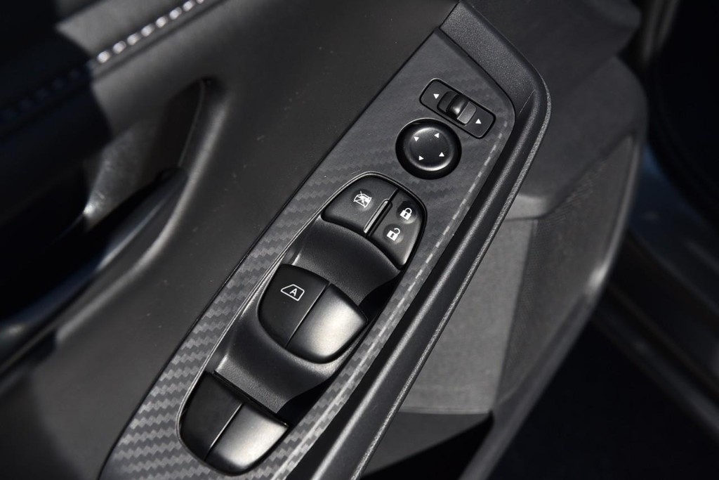 Nissan Sentra Vehicle Image 09