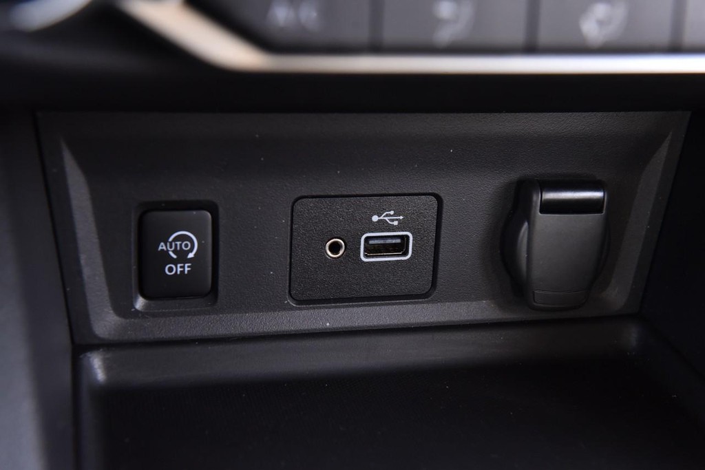 Nissan Sentra Vehicle Image 16