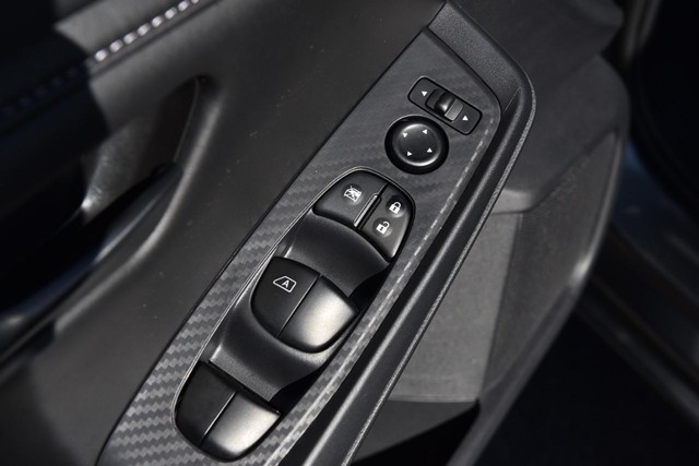 Nissan Sentra Vehicle Image 09