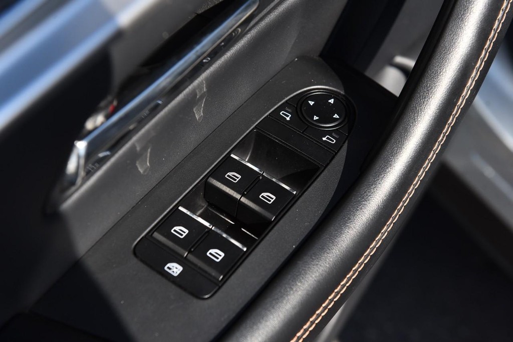 Mazda CX-90 Vehicle Full-screen Gallery Image 9