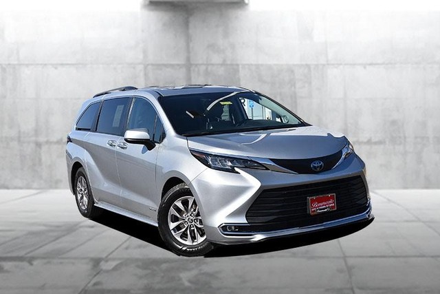 Toyota Sienna Vehicle Image 02