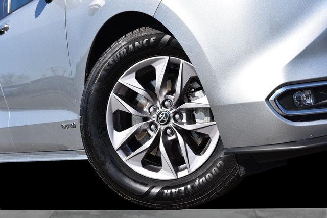 Toyota Sienna Vehicle Image 03