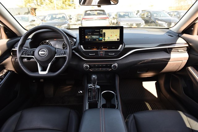 Nissan Altima Vehicle Image 08