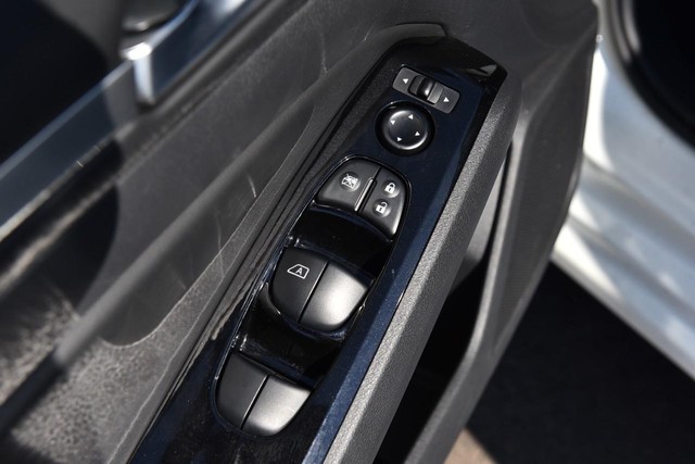 Nissan Altima Vehicle Image 09