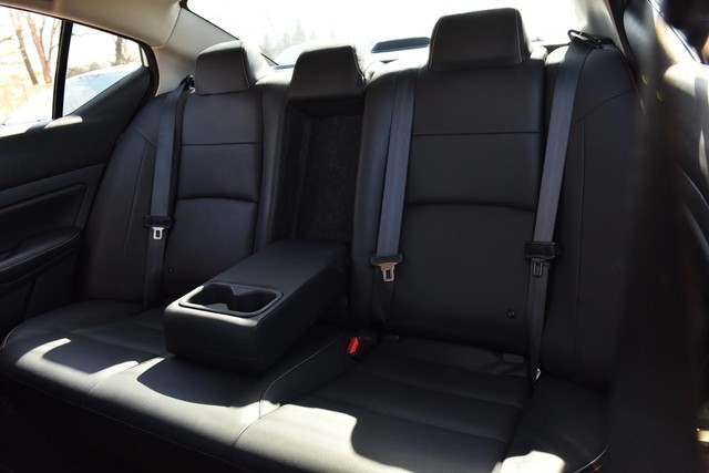 Nissan Altima Vehicle Image 22