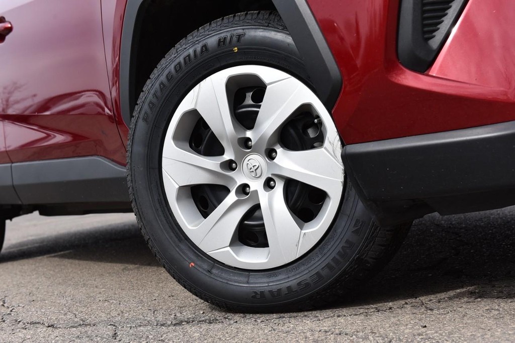 Toyota RAV4 Vehicle Full-screen Gallery Image 3