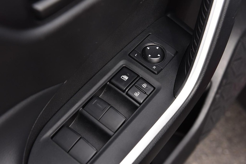 Toyota RAV4 Vehicle Full-screen Gallery Image 9