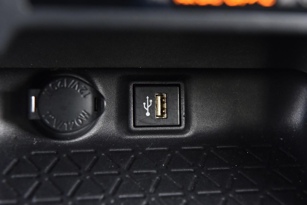 Toyota RAV4 Vehicle Full-screen Gallery Image 15