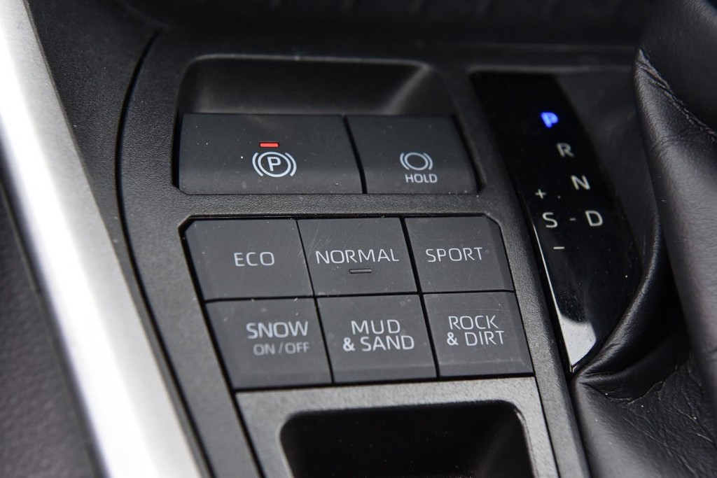 Toyota RAV4 Vehicle Full-screen Gallery Image 16