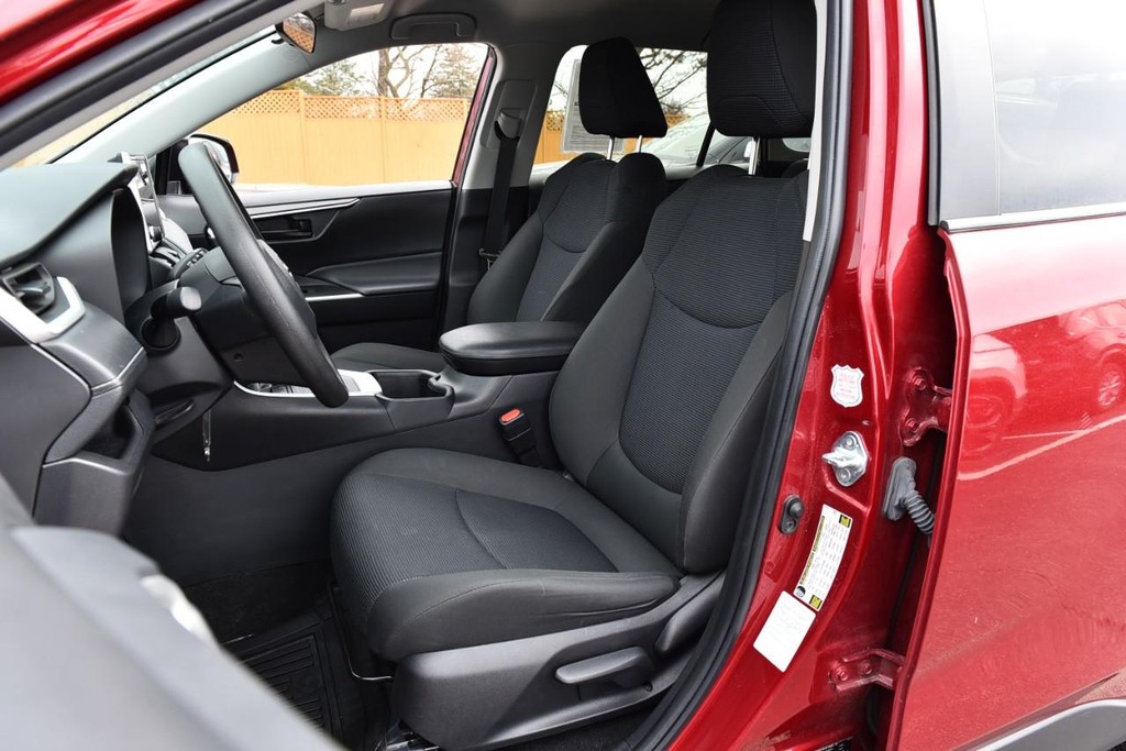 Toyota RAV4 Vehicle Full-screen Gallery Image 18