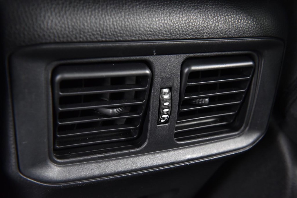 Toyota RAV4 Vehicle Full-screen Gallery Image 21